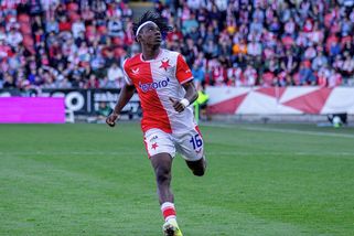Slavia porazila Liberec, zápas ovšem zavání ostudou. Hlavní sudí ho totálně nezvládl - Médium.cz